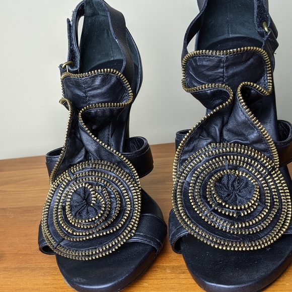 *Excellent Condition* BCBG Zipper Rose Heels - Picture 2 of 8